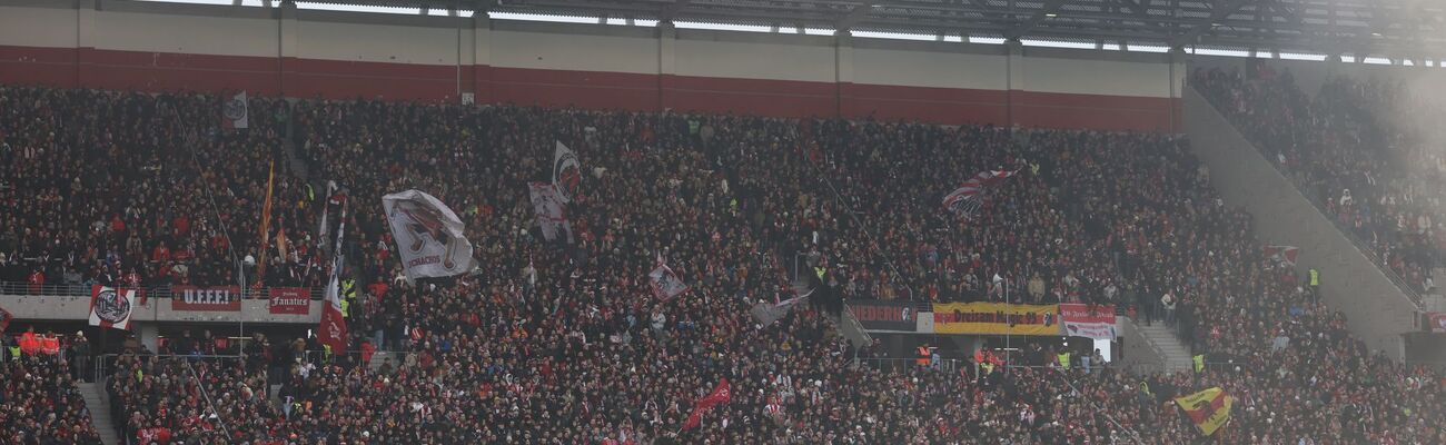 Ein Teil des Freiburger Fanblocks blieb am Samstag leer., © Philipp von Ditfurth/dpa