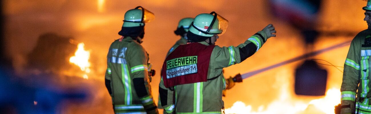 Die Feuerwehr in Düsseldorf bekämpft den Brand einer Lagerhalle. (Symbolbild), © Thomas Banneyer/dpa