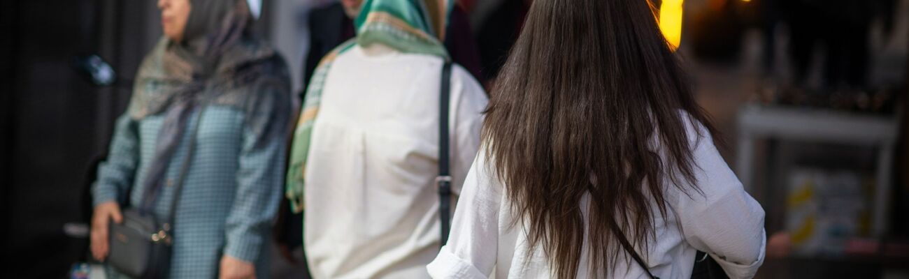 Seit Protesten vor zwei Jahren ignorieren viele Frauen im Iran die Kopftuchpflicht. (Archivbild), © Arne Immanuel Bänsch/dpa