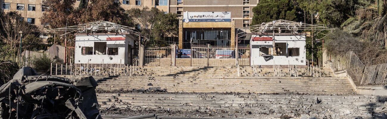 Bei russischen Luftangriffen nahe einer Klinik in Aleppo hat es Aktivisten zufolge Tote und Verletzte gegeben., © Anas Alkharboutli/dpa