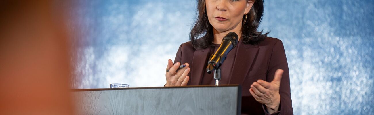 Bundesaußenministerin Annalena Baerbock sprach ihren chinesischen Amtskollegen Wang auf die Rolle Chinas im Ukraine-Krieg an. , © Michael Kappeler/dpa