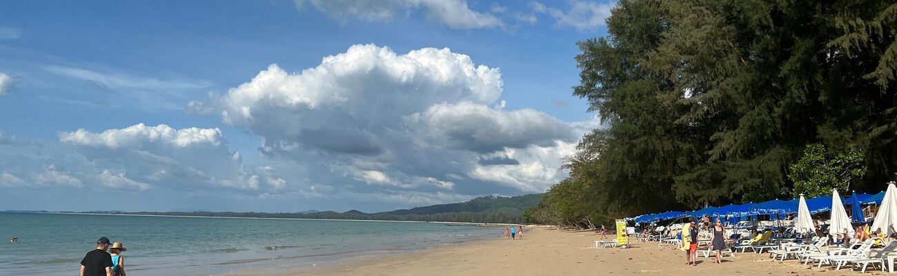 Die Region Khao Lak ist für schöne Sandstrände bekannt und gerade bei deutschen Touristen beliebt. (Archivbild), © Carola Frentzen/dpa