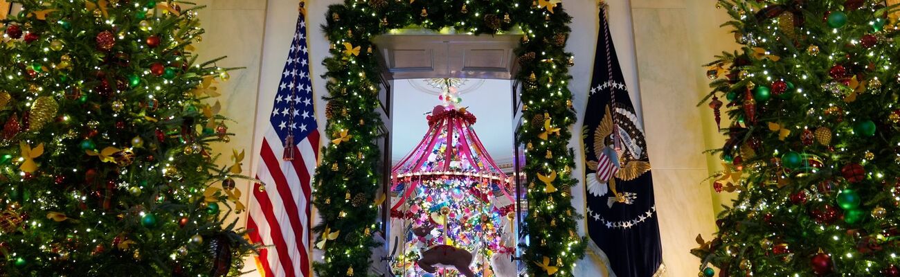 83 Tannenbäume, 165.075 Lichter und Tausende Christbaumkugeln gehören zur Weihnachtsdeko im Weißen Haus., © Susan Walsh/AP/dpa