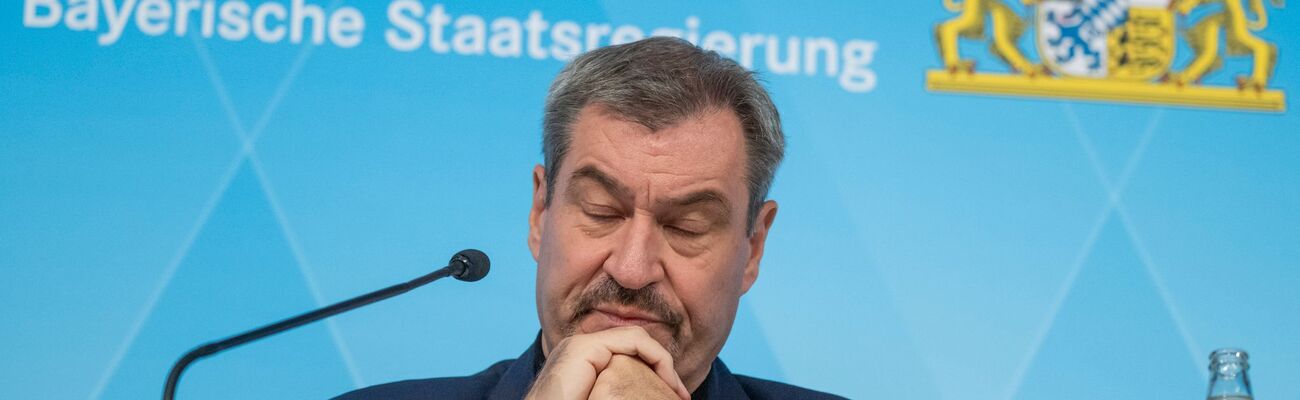 Markus Söder (CSU) stellte sich bei seinem Unternehmensbesuch bei McDonald's an die Fritteuse ‒ und erntete im Internet viel Häme. (Archivbild), © Peter Kneffel/dpa