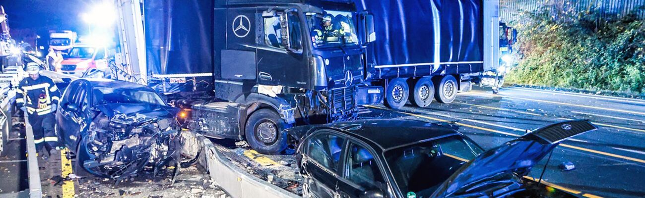 Der Fahrer hatte auf Autobahnen in NRW eine Schneise der Verwüstung hinterlassen., © Alex Talash/dpa