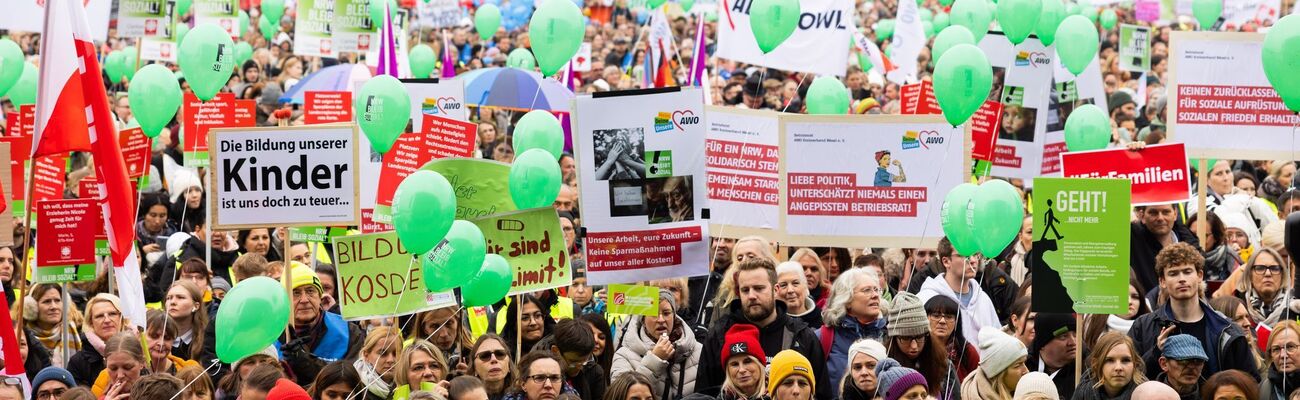 Der Druck von der Straße zeigt Wirkung: Schwarz-Grün verzichtet auf einen Großteil der geplanten Sozialkürzungen im Haushalt 2025. (Archivbild), © Rolf Vennenbernd/dpa