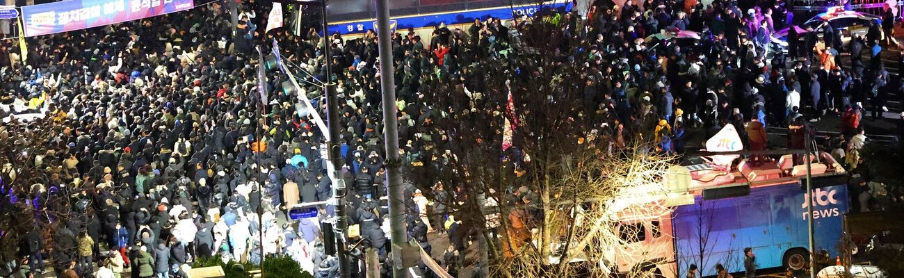 Demonstranten vor dem Parlamentsgebäude in Seoul., © Kim Do-hoon/Yonhap/AP/dpa