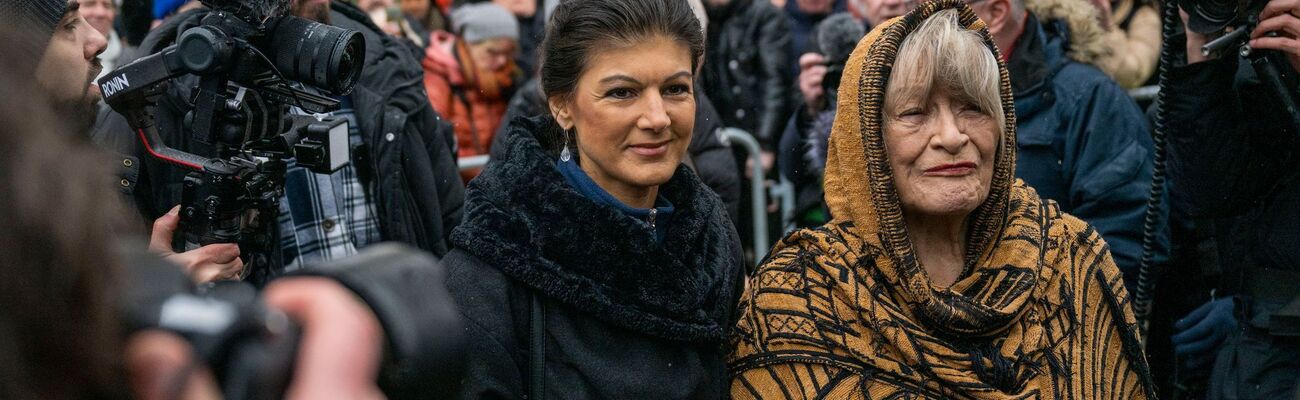 Schon im Februar 2023 meldeten sich Sahra Wagenknecht und Alice Schwarzer gemeinsam mit einem «Manifest für Frieden», jetzt unterstützen sie einen neuen Vorstoß für einen Waffenstillstand in der Ukraine. (Archivbild), © Christophe Gateau/dpa