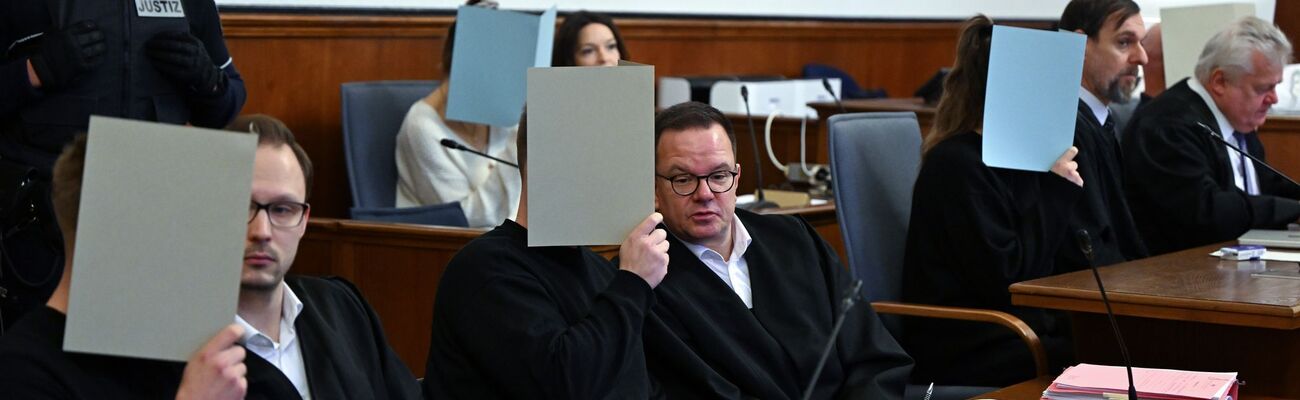 Fünf Polizisten sitzen seit einem Jahr wegen eines tödlichen Einsatzes in Dortmund 2022 auf der Anklagebank. (Archivbild), © Federico Gambarini/dpa