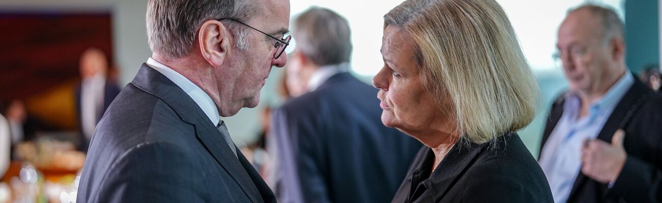 Vor Beginn der Innenministerkonferenz in Rheinsberg nimmt Bundesinnenministerin Nancy Faeser (SPD) in Berlin wahr - im Innenausschuss des Bundestages und im Kabinett., © Kay Nietfeld/dpa