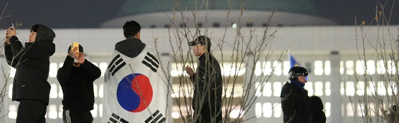 Vor der südkoreanischen Nationalversammlung versammelten sich Tausende Demonstranten., © Lee Jin-man/AP/dpa