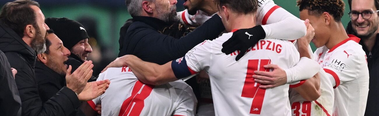 Die Profis von RB Leipzig jubelten demonstrativ mit Trainer Marco Rose, © Hendrik Schmidt/dpa