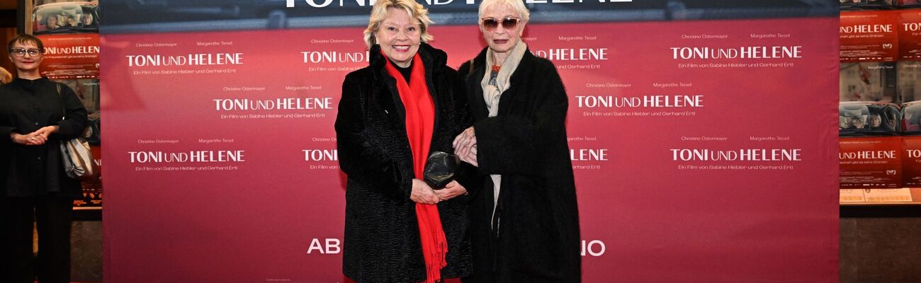 Die Schauspielerinnen Margarethe Tiesel (l) und Christine Ostermayer bei der Filmpremiere, © Felix Hörhager/dpa