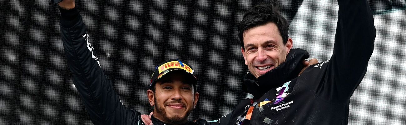 Lewis Hamilton und Teamchef Toto Wolff feierten Erfolge in Serie., © Ozan Kose/POOL AFP/AP/dpa