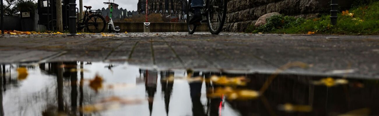 Unbeständiges Wetter mit Sprühregen und wenigen Auflockerungen gibt es in NRW in den kommenden Tagen. , © Oliver Berg/dpa