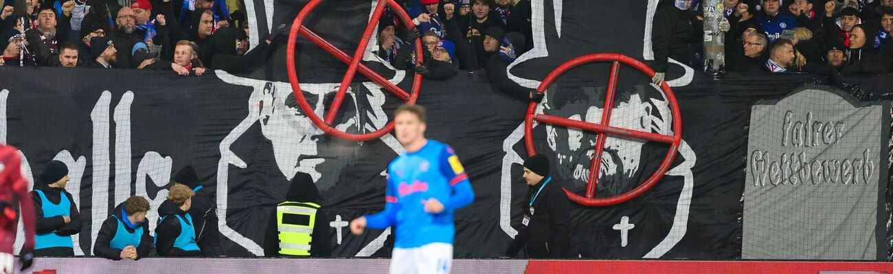 Die geschmacklosen Fanplakate könnten wir Holstein Kiel noch Konsequenzen haben., © Frank Molter/dpa