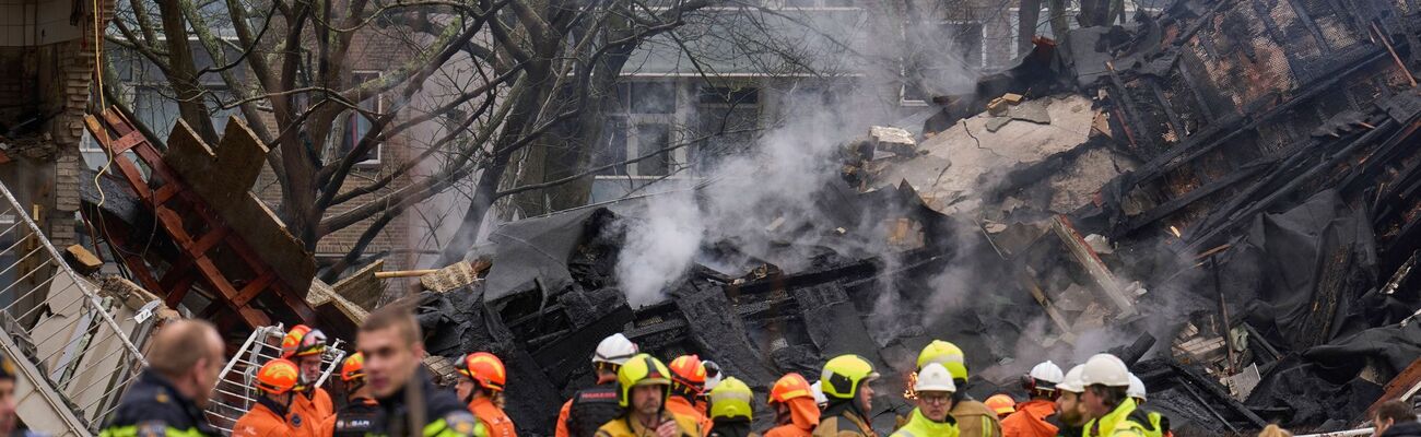 Nach der Explosion eines Mehrfamilienhauses in Den Haag sind inzwischen fünf Todesopfer geborgen worden., © Phil Nijhuis/AP/dpa