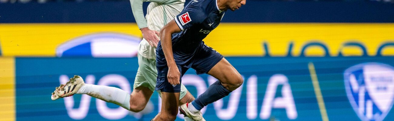 Bernardo (r) und seine Mitspieler strauchelten auch gegen Bremen., © David Inderlied/dpa