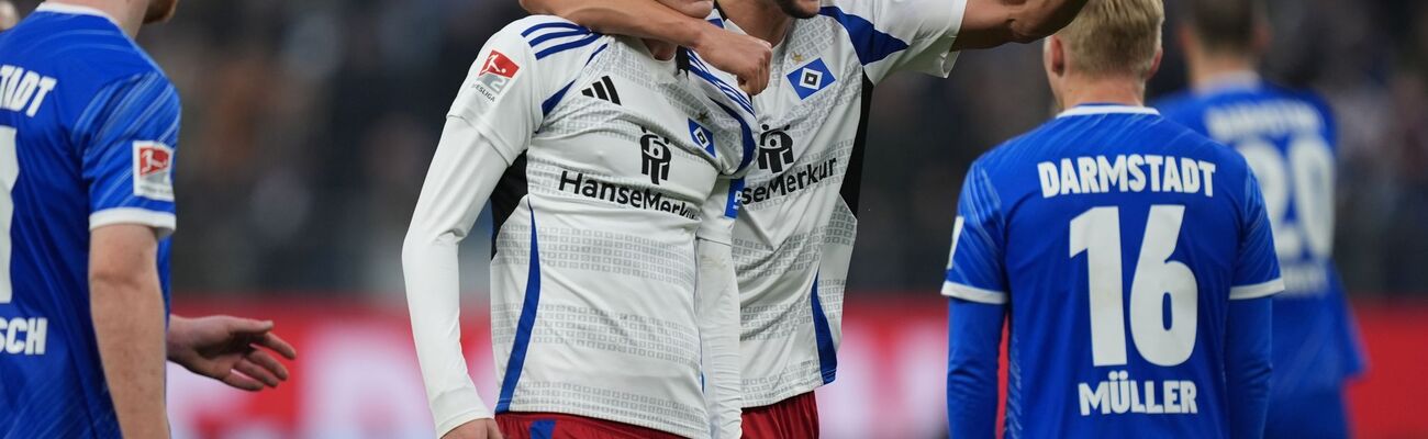 Hamburgs Torschütze Adam Karabec (l) jubelt nach seinem Treffer zum 2:1 mit Hamburgs Daniel Elfadli., © Marcus Brandt/dpa