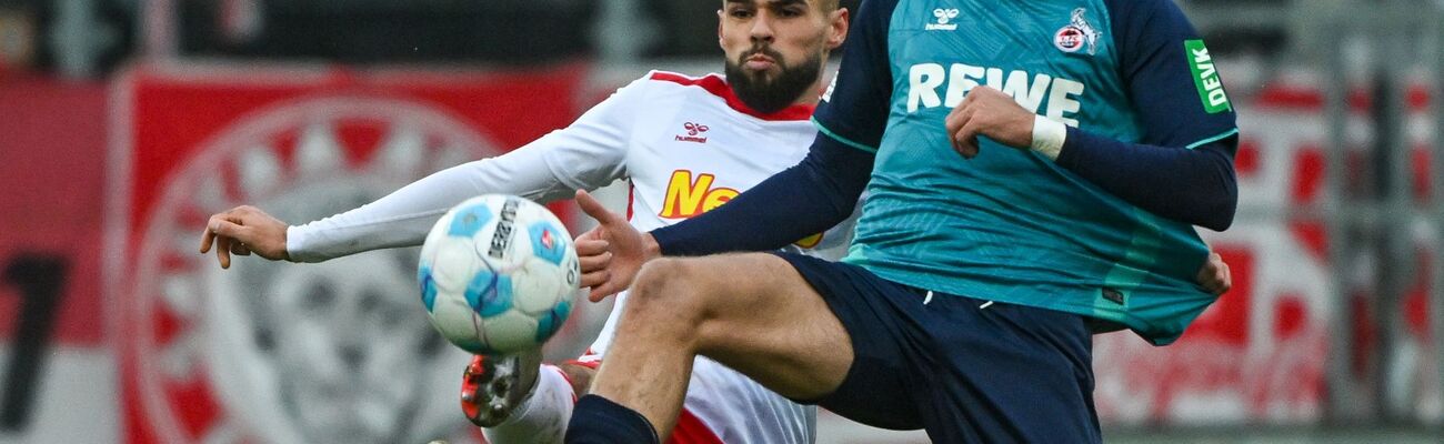 Der Kölner Tim Lemperle (rechts) und Robin Ziegele von Regensburg kämpfen um den Ball., © Armin Weigel/dpa