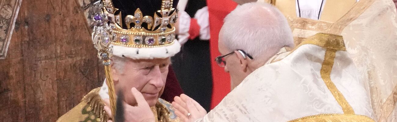 Wackelt da auch nichts? Charles mit seiner Krone. (Archivbild), © Jonathan Brady/PA Wire/dpa