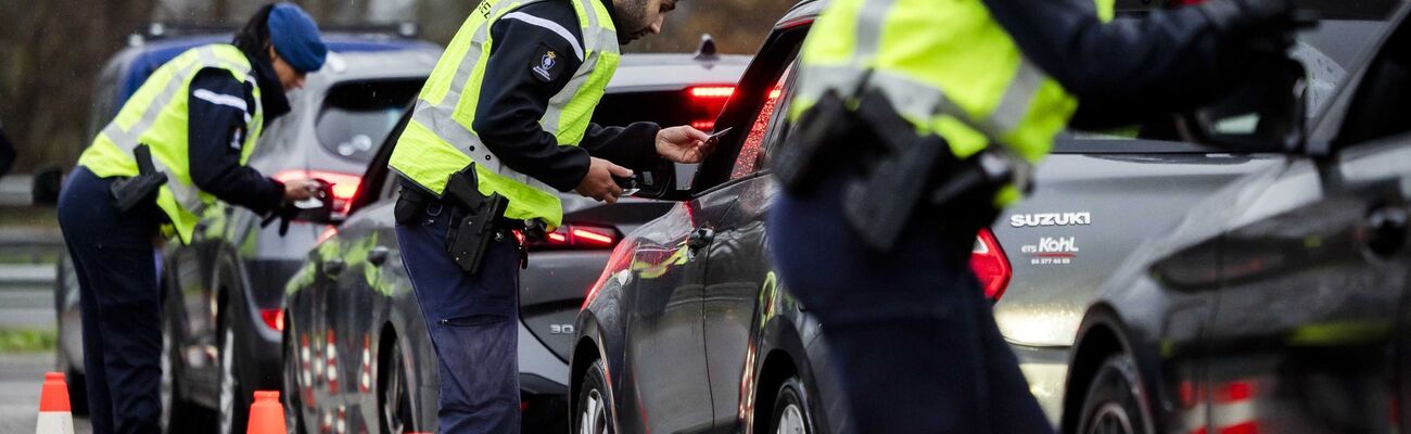 Kritischer Blick in die Autos: Kontrollen an der niederländischen Grenze., © Remko De Waal/ANP/dpa