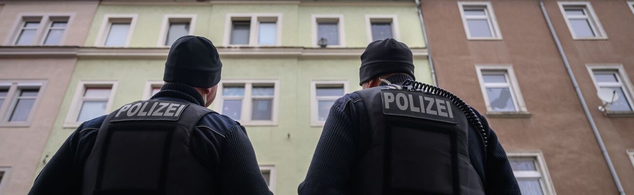 In einem Mehrfamilienhaus in Meißen sind drei Kleinkinder und deren Vater tot gefunden worden., © Robert Michael/dpa