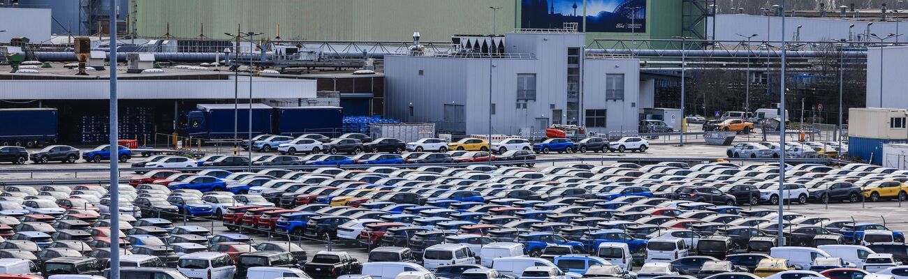 Neuwagen stehen vor dem Ford Verkauf einem Parkplatz. , © Oliver Berg/dpa