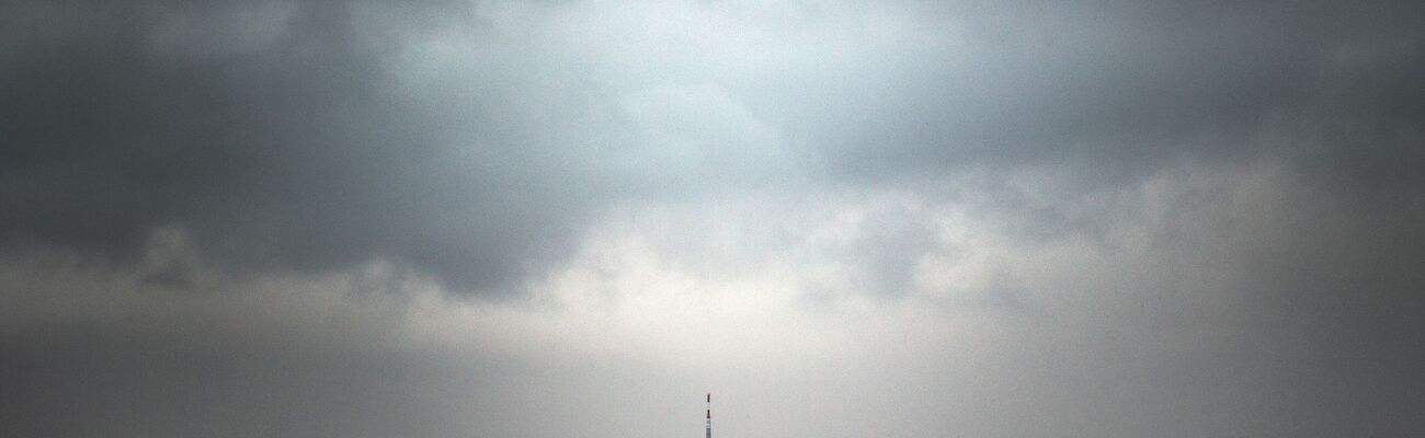 Graue Wolken prägen den Himmel über Nordrhein-Westfalen in den kommenden Tagen. (Symbolbild), © Federico Gambarini/dpa