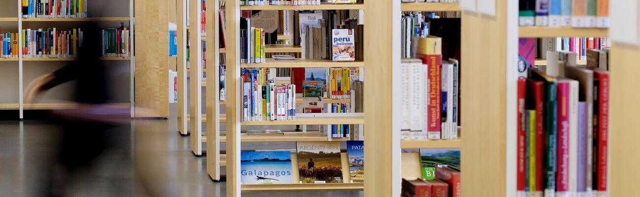 Auch am Wochenende kann man in vielen Bibliotheken Bücher und andere Medien ausleihen. (Symbolbild), © Sebastian Willnow/dpa-Zentralbild/dpa