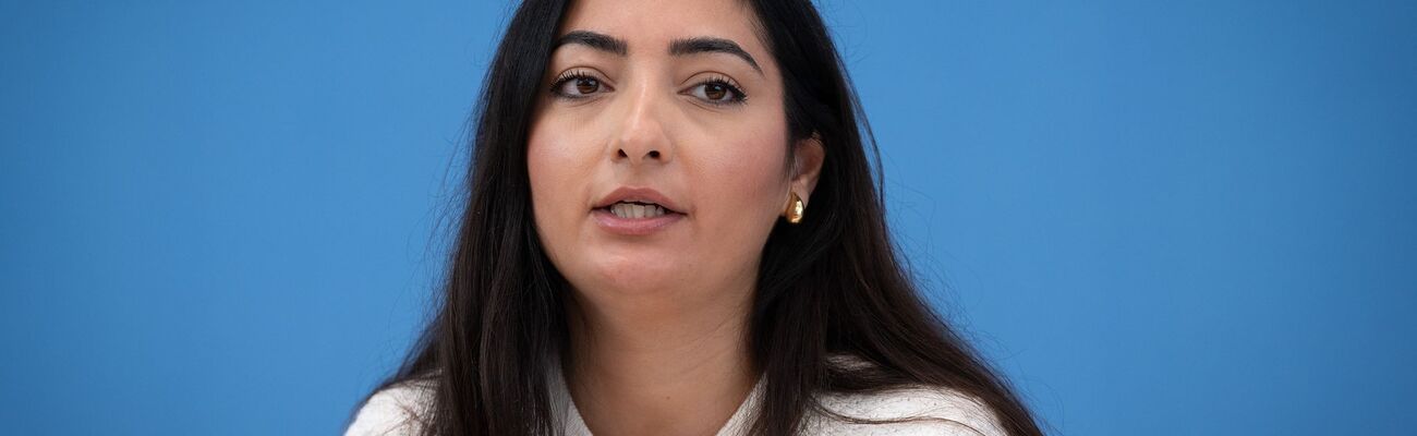 Staatsministerin Reem Alabali-Radovan (SPD) findet die aktuelle Debatte um Rückführungen nach Syrien unmöglich., © Soeren Stache/dpa