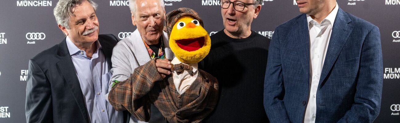 Bei der Premiere von «Hallo Spencer - Der Film» beim Filmfest München steht Drehbuchautor Jan Böhmermann (rechts) zusammen mit dem Puppenerfinder Winfried Debertin (ganz links) und den Schauspielern Achim Hall (2.v.l) und Rainer Bock zusammen. Der Film kommt jetzt in die Mediathek und dann auch ins ZDF-Fernsehprogramm., © Stefan Puchner/dpa