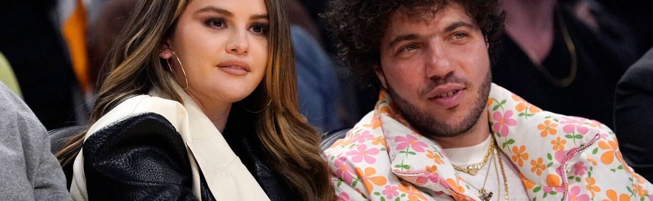 Sie könnten sich verlobt haben: Selena Gomez und Benny Blanco. (Archivbild), © Mark J. Terrill/AP/dpa