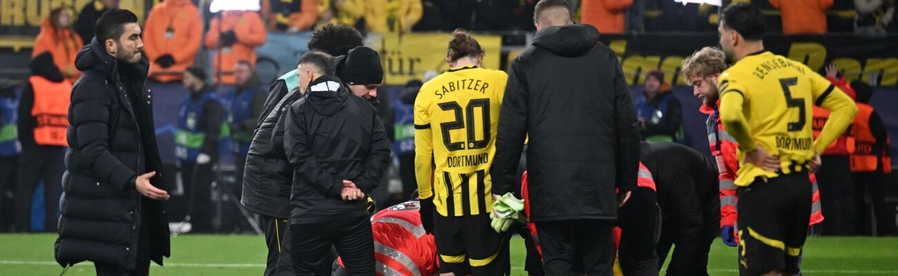 BVB-Coach Nuri Sahin (l) sorgt sich um seinen Innenverteidiger Nico Schlotterbeck., © Bernd Thissen/dpa