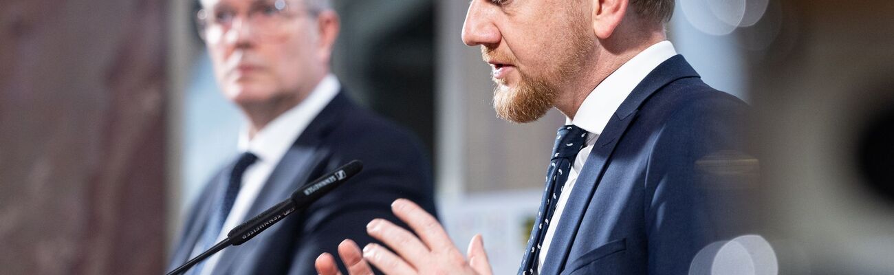 Alexander Schweitzer aus Rheinland-Pfalz für die SPD-Länder, Michael Kretschmer (CDU) aus Sachsen als Vorsitzender der Ministerpräsidentenkonferenz: In vielen Zielen sind sie sich einig., © Hannes P. Albert/dpa