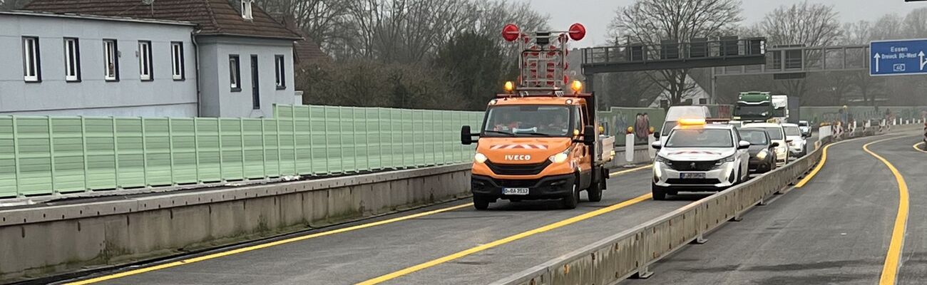 Endlich wieder in einem Rutsch durch Bochum: Nach über vier Monaten Vollsperrung wegen eines Brückenneubaus ist die A40 für den Verkehr freigegeben worden., © -/Autobahn Westfalen/dpa