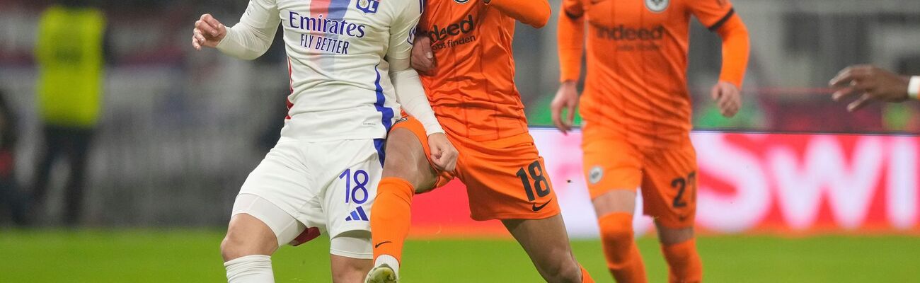 Eintracht Frankfurt um Mahmoud Dahoud (r) verlor verdient gegen Olympique Lyon., © Michel Euler/AP/dpa