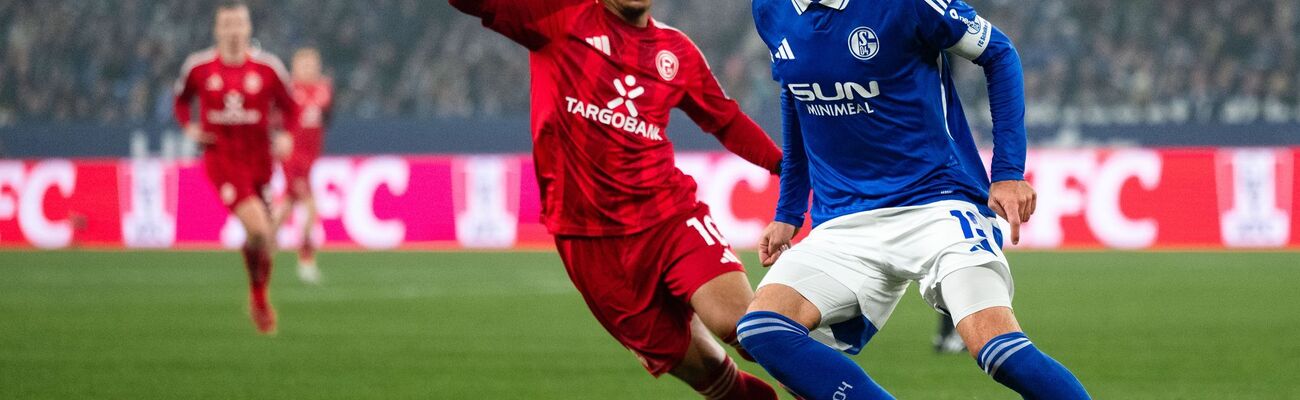 Schalke und Düsseldorf lieferten sich viele packende Zweikämpfe., © Marius Becker/dpa