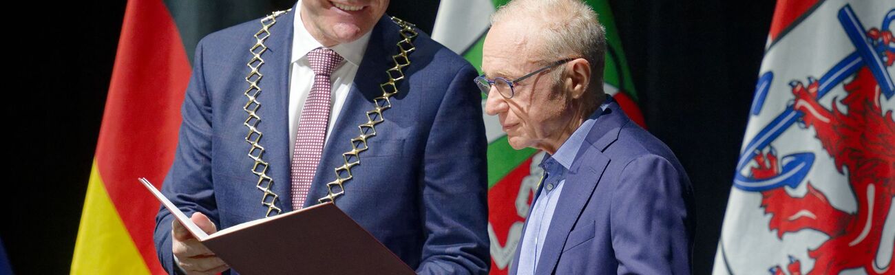 Düsseldorfs Oberbürgermeister Stephan Keller (links) würdigte Grossman als einen «der bedeutendsten Vertreter der israelischen Gegenwartsliteratur»., © Henning Kaiser/dpa