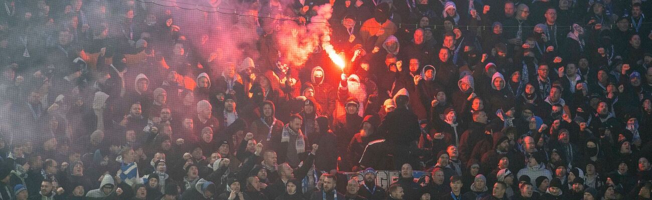 Beim Spiel zwischen Paderborn und Rostock zündeten Hansa-Fans 2023 auch Pyrotechnik., © David Inderlied/dpa