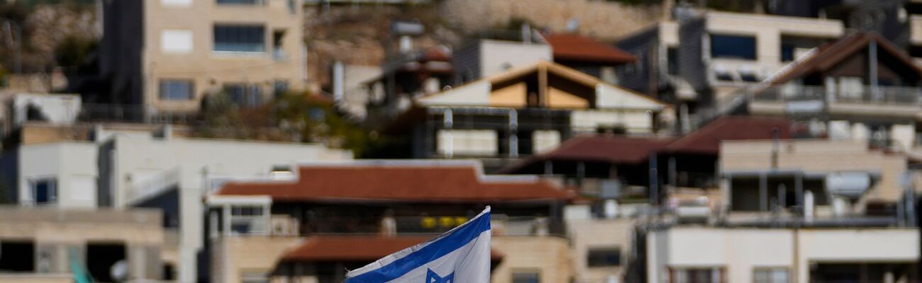 Israelische Flagge weht auf einem Dach nahe dem Grenzgebiet zwischen den Golanhöhen und Syrien. , © Matias Delacroix/AP/dpa