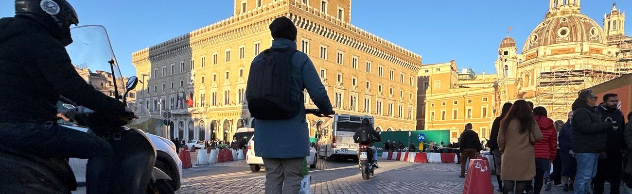 In Italien nicht mehr erlaubt: E-Scooter fahren ohne Helm , © Christoph Sator/dpa