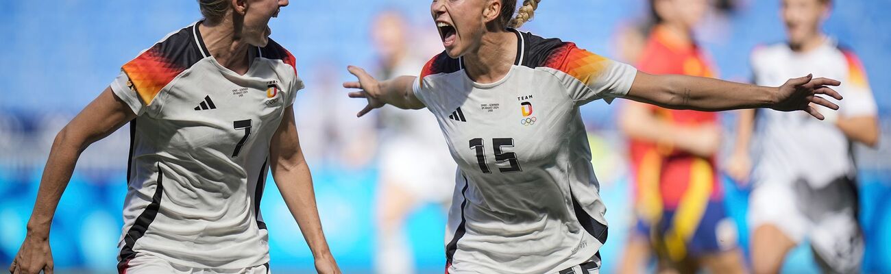 Wollen auch bei der EM jubeln: Lea Schüller und Giulia Gwinn, © Laurent Cipriani/AP/dpa