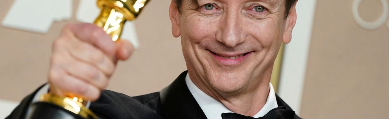 Der deutsche Filmkomponist Volker Bertelmann nimmt im Oscar-Wettbewerb 2025 eine Hürde. (Archivbild) , © Jordan Strauss/Invision/AP/dpa