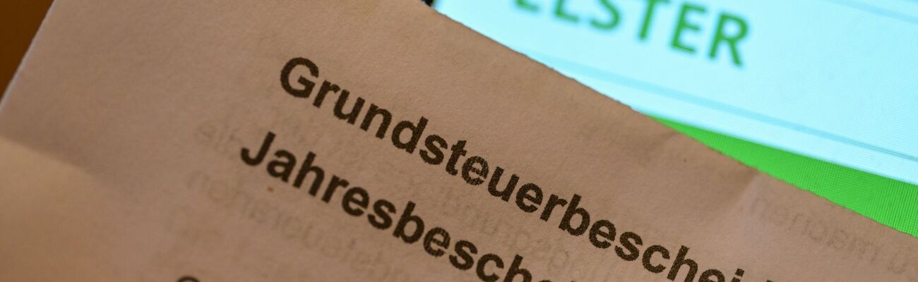 Die Grundsteuer ist eine jährliche Steuer auf den Besitz von Grundstücken und Gebäuden. (Symbolbild), © Bernd Weißbrod/dpa