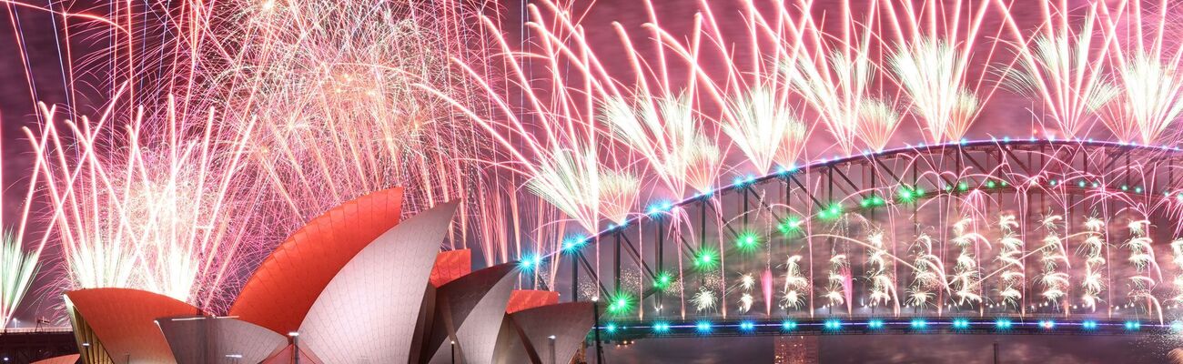 Das Mega-Feuerwerk vor der ikonischen Kulisse der Harbour Bridge und des Opernhauses ist weltberühmt., © Dan Himbrechts/AAP/dpa