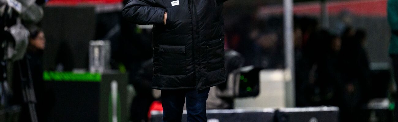 Frank Schmidt verpasste mit dem 1. FC Heidenheim knapp den direkten Sprung ins Achtelfinale der Conference League., © Tom Weller/dpa