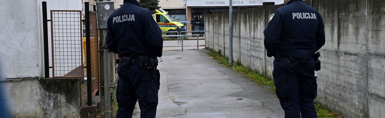 Nach einem Angriff in einer Schule in Zagreb ist die Polizei im Einsatz. Der Täter hat mit einem Messer ein Kind getötet und vier weitere Menschen verletzt., © Ronald Gorsic/Cropix/AP/dpa