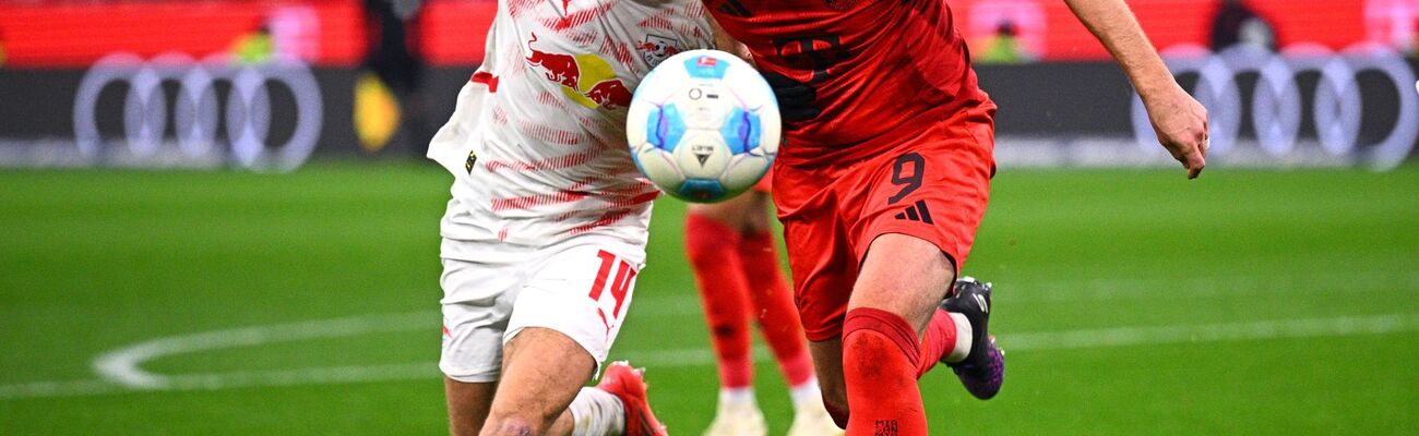 Harry Kane (r), hier im Zweikampf mit Leipzigs Christoph Baumgartner, tat der Offensiv-Abteilung des FC Bayern gut., © Tom Weller/dpa