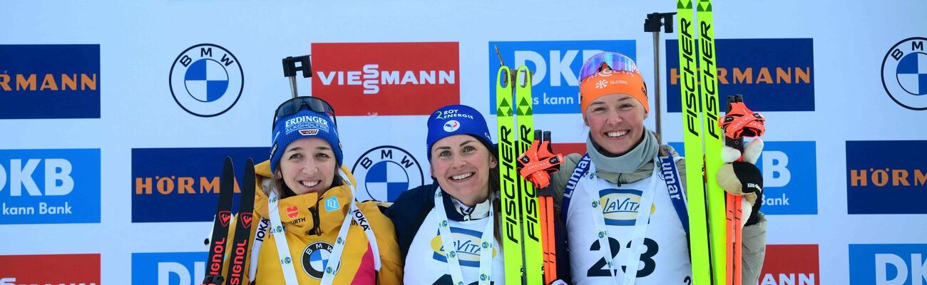 Franziska Preuß (l) feiert nach Rang zwei im Sprint einen Erfolg in der Verfolgung., © Olivier Chassignole/AFP/dpa